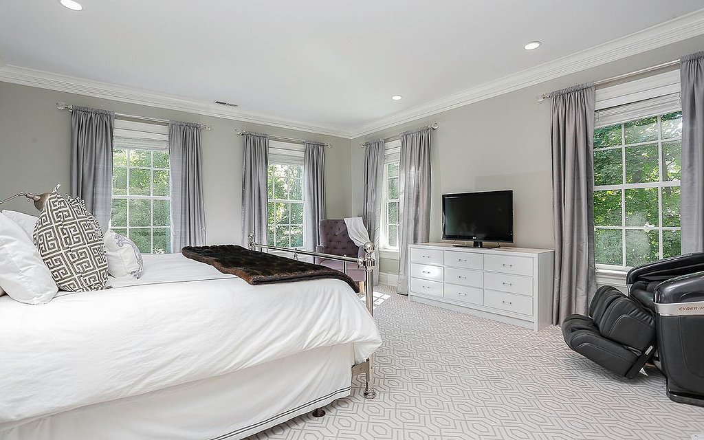 bedroom-has-soothing-cool-gray-color-palette